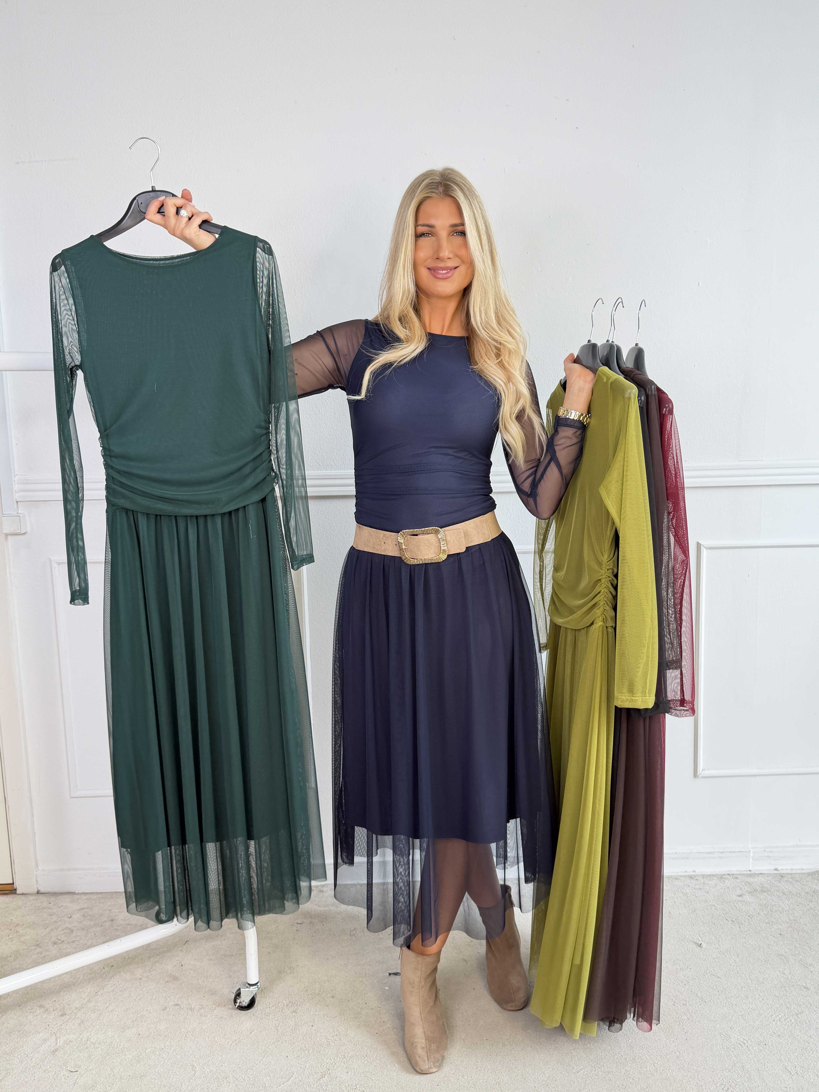 Viola - Elegant og feminin kjole i stretchy mesh med transparente ærmer